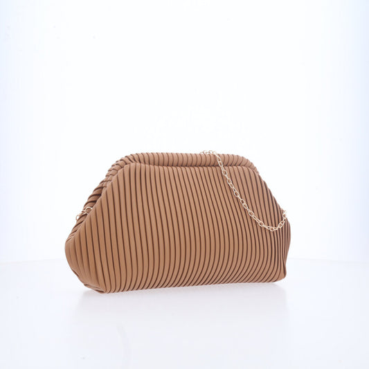 Bolsa Festa Feminina com Plissado e Alça em Corrente Caramelo