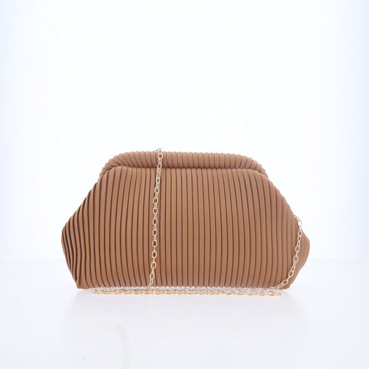 Bolsa Festa Feminina com Plissado e Alça em Corrente Caramelo