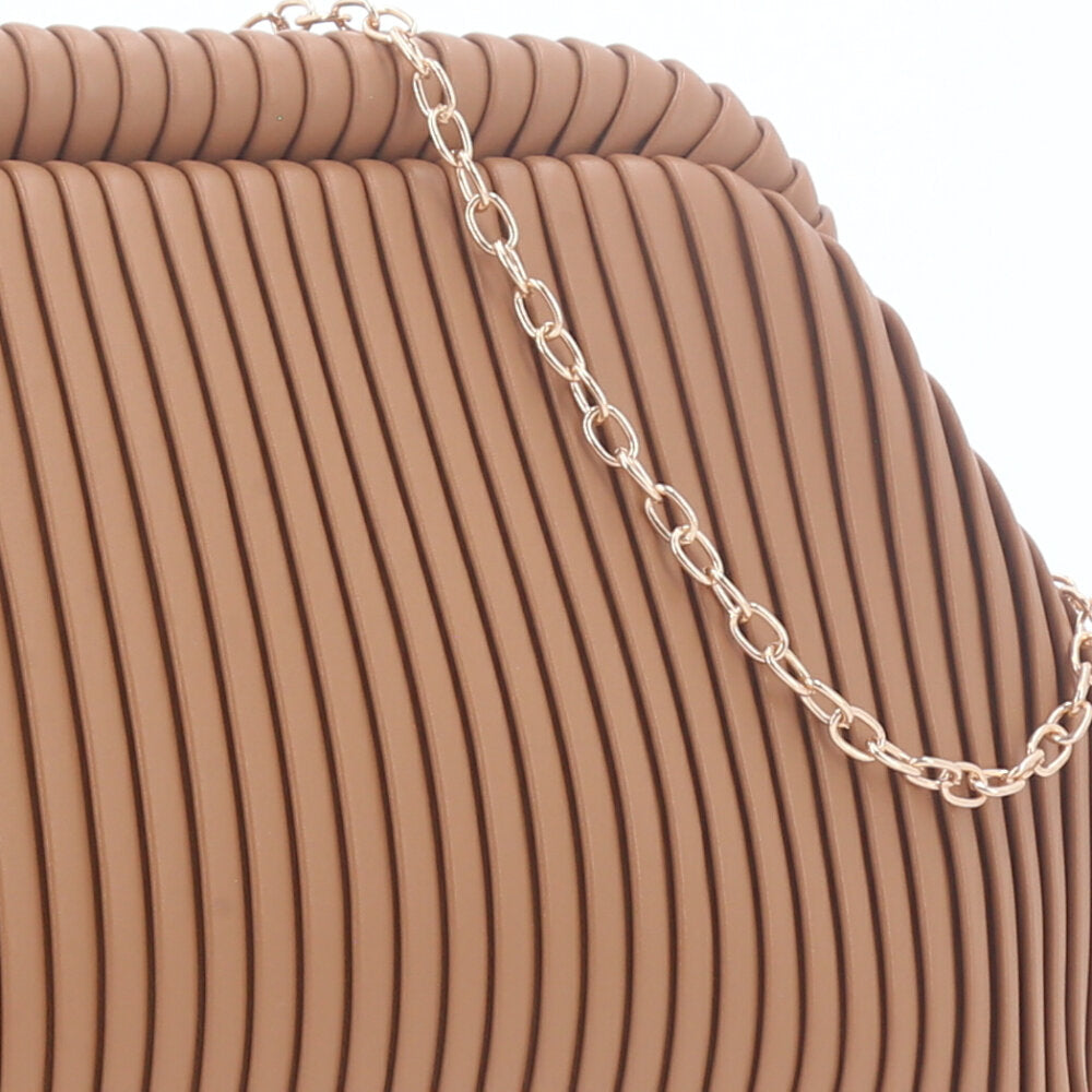 Bolsa Festa Feminina com Plissado e Alça em Corrente Caramelo