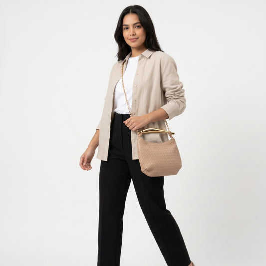Bolsa Clutch Trançada com Alça Metalizada Caramelo