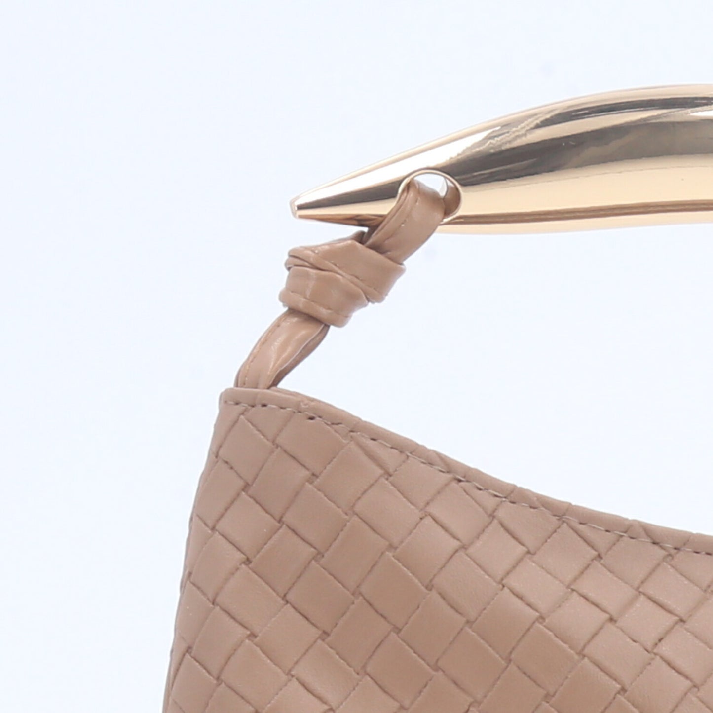 Bolsa Clutch Trançada com Alça Metalizada Caramelo