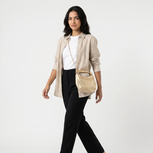 Bolsa Clutch Trançada com Alça Metalizada Ouro