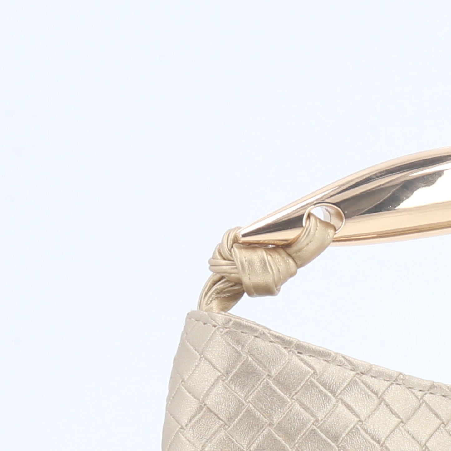 Bolsa Clutch Trançada com Alça Metalizada Ouro