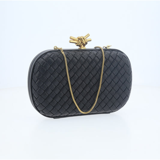 Bolsa Clutch Feminina Trançada com Alça de Corrente e Fecho Metalizado Preto