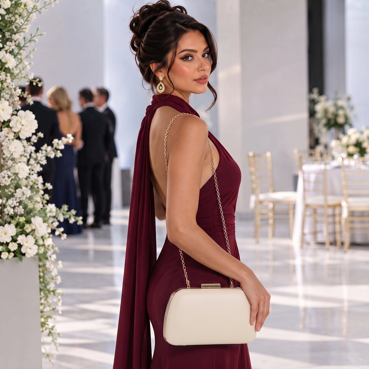Bolsa Clutch com Acabamento Liso Marfim