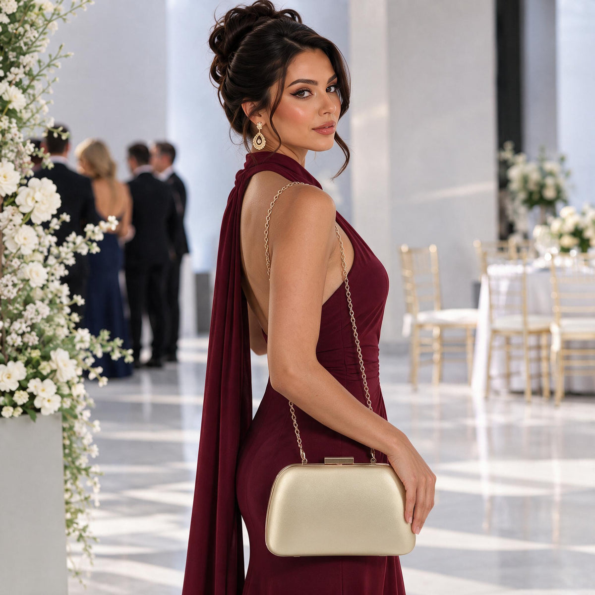 Bolsa Clutch com Acabamento Liso Ouro claro