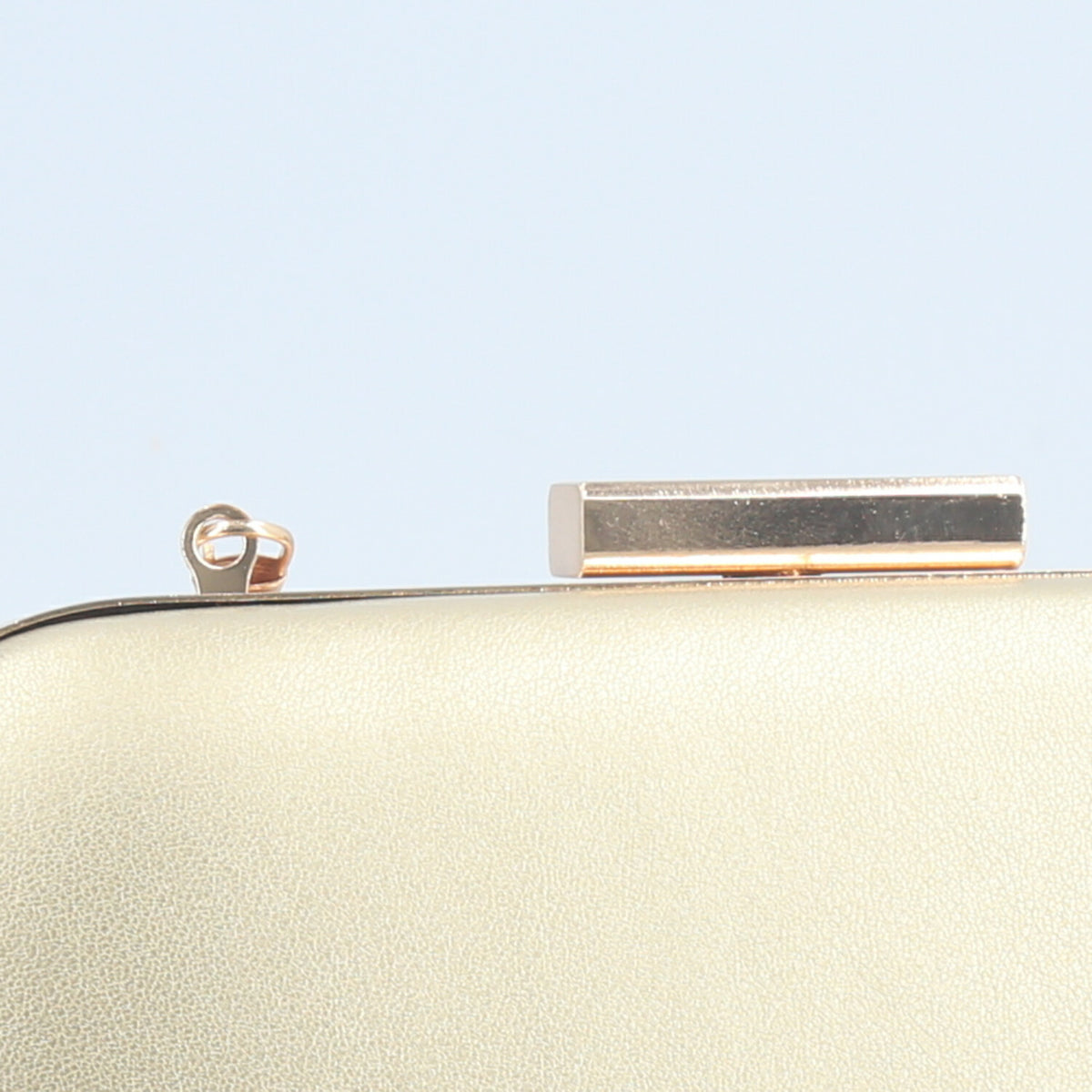 Bolsa Clutch com Acabamento Liso Ouro claro