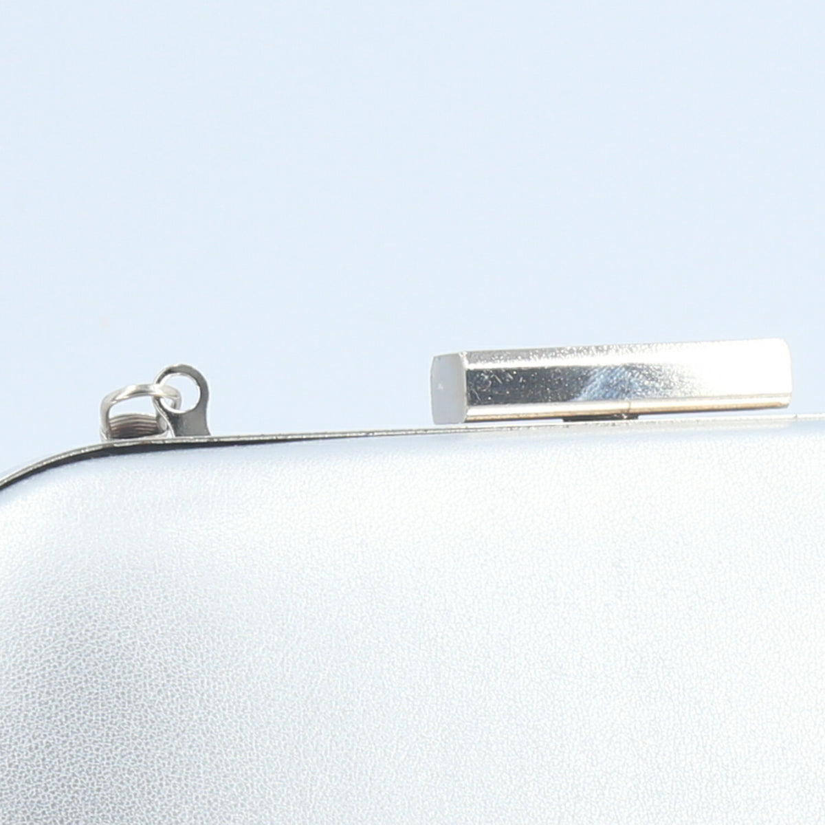 Bolsa Clutch com Acabamento Liso Prata