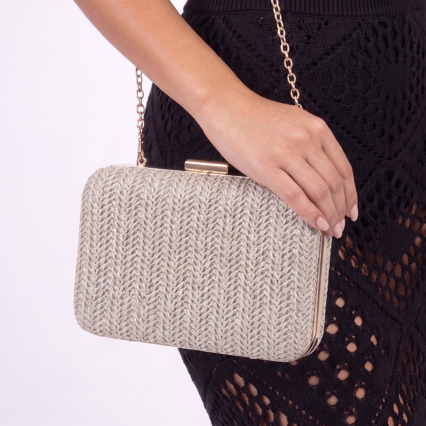 Bolsa Clutch em Ráfia com Opção de Alça Tiracolo Cinza