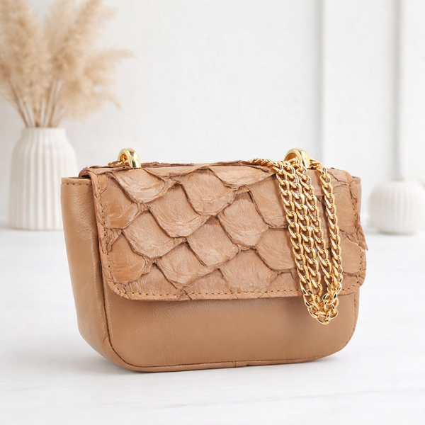 Bolsa Feminina em Couro Legítimo de Pirarucu Modelo Tiracolo Caramelo