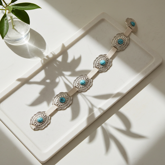 Cinto Feminino de Couro com Apliques Metálicos Marfim