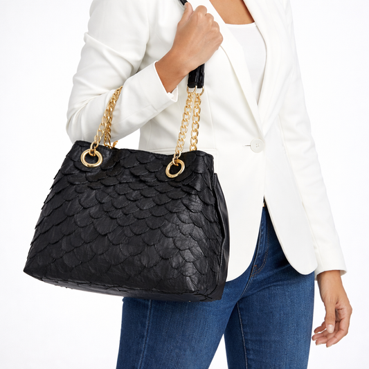 Bolsa de Couro Pirarucu com Alça Metal Dourada Preto