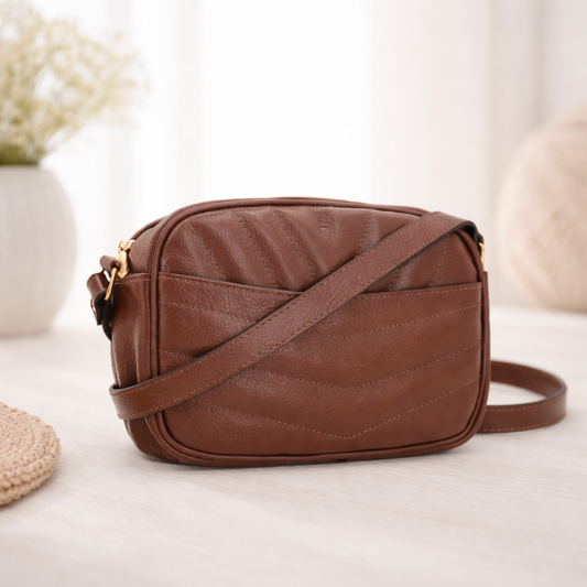 Bolsa Feminina de Couro Tiracolo – Pequena com Textura Matelassê Marrom