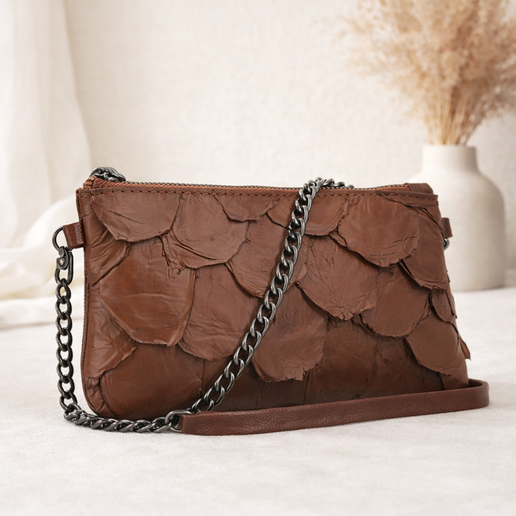 Bolsa Pequena em Couro Legítimo de Pirarucu Marrom