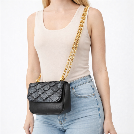 Bolsa Feminina em Couro Legítimo de Pirarucu Modelo Tiracolo Prata