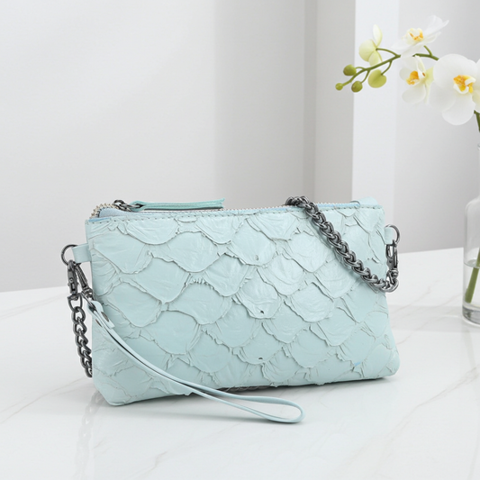 Bolsa Pequena em Couro Legítimo de Pirarucu Azul claro