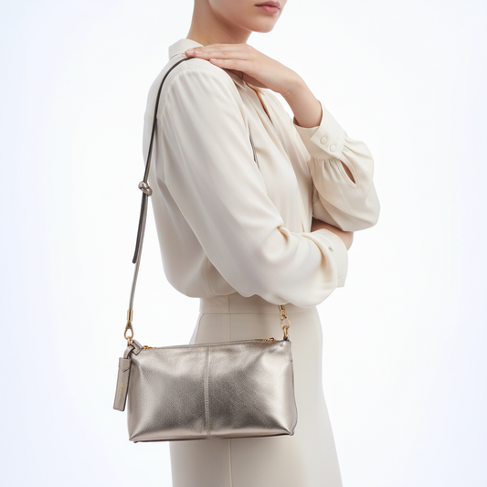 Modelo usando bolsa prateada pequena