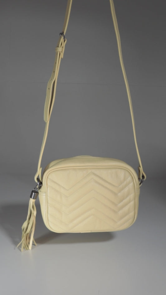 Bolsa Crossbody Feminina em Couro Matelassê com Tassel Caramelo