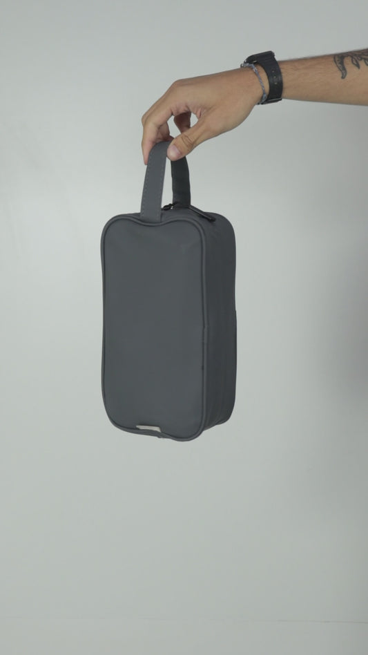 Nécessaire Masculina com Bolso Frontal e Alça Lateral Verde